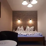 - Restaurant U Zamku Pensjonat 3*