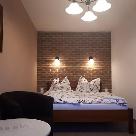 - Restaurant U Zámku Casa de hóspedes 3*